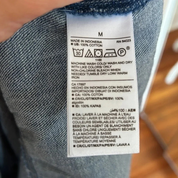 Old Navy Denim Long Sleeve Top with Elasticized Shoulders - NWT - Size M - Picture 12 of 12